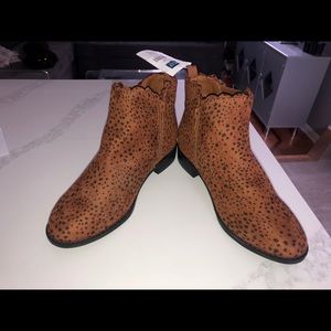 NWT GAP tan/black suede boots size 1